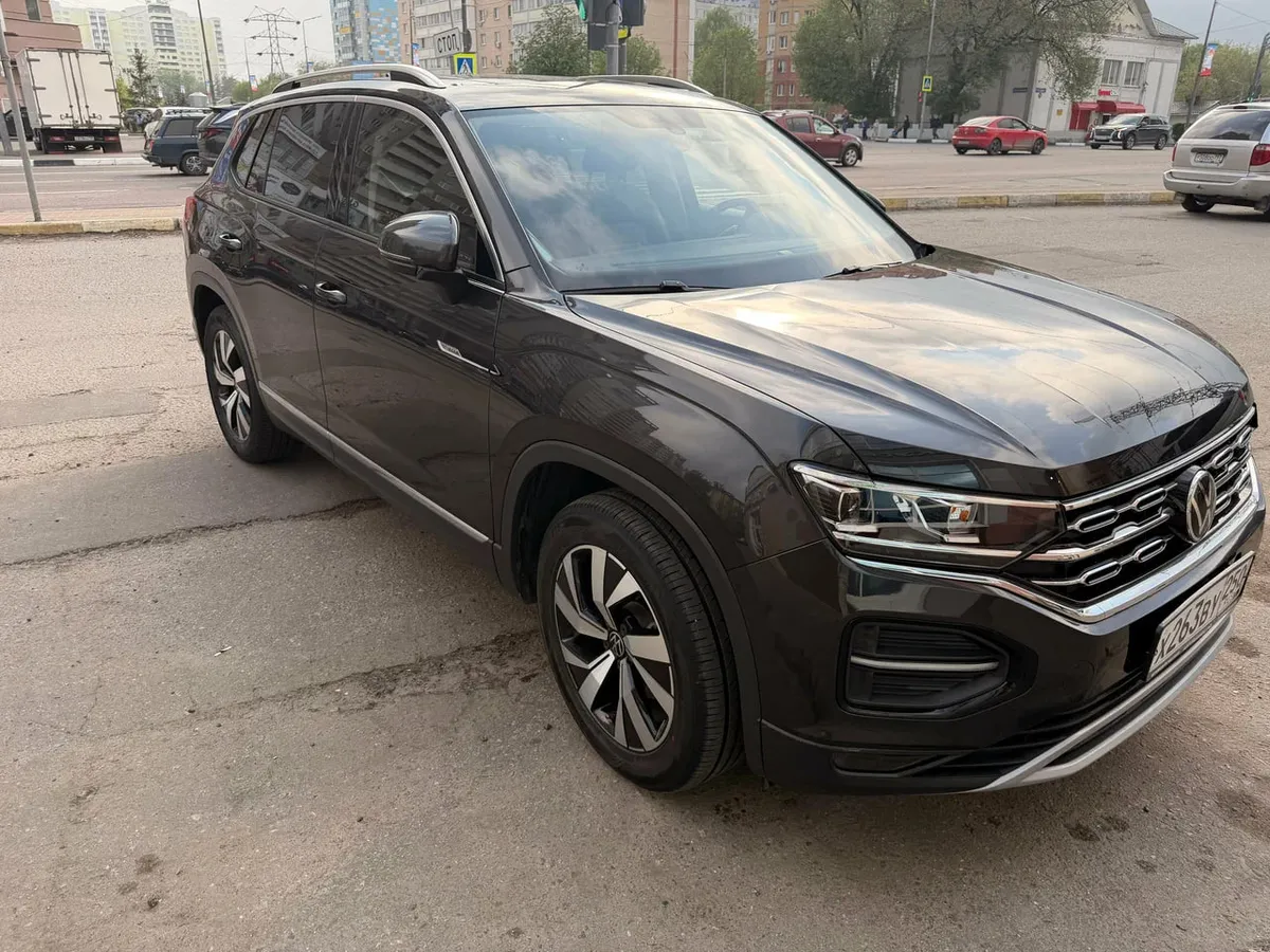 Volkswagen Tayron из Китая, вид спереди три четверти